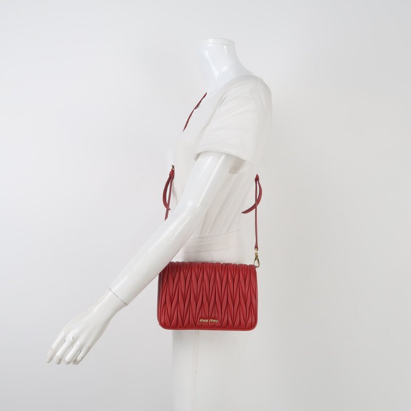 Miu Miu羊皮純色字母logo褶皺斜挎包單肩包-1
