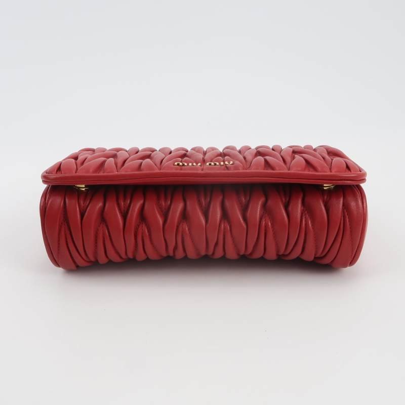 Miu Miu羊皮純色字母logo褶皺斜挎包單肩包-5