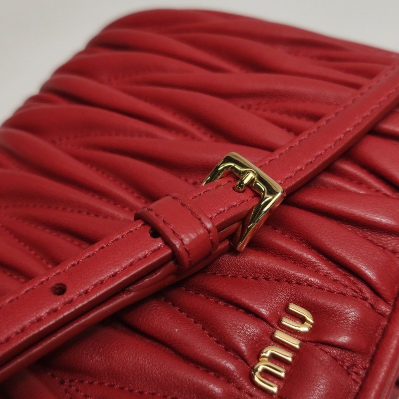 Miu Miu羊皮純色字母logo褶皺斜挎包單肩包-12