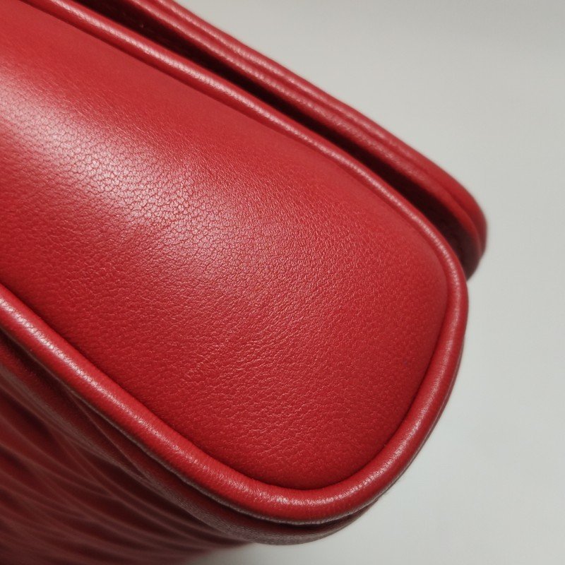 Miu Miu羊皮純色字母logo褶皺斜挎包單肩包-14