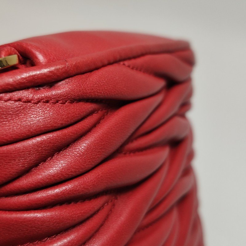 Miu Miu羊皮純色字母logo褶皺斜挎包單肩包-15