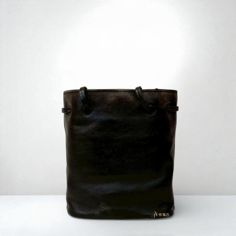 MIUMIU 造舊咖啡色納帕皮革小水桶袋-3