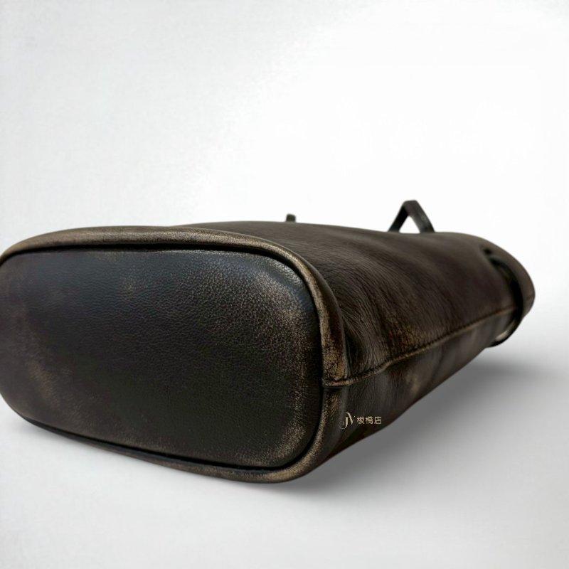 MIUMIU 造舊咖啡色納帕皮革小水桶袋-5