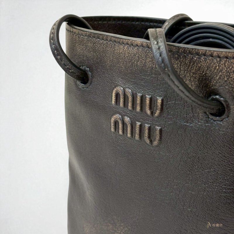 MIUMIU 造舊咖啡色納帕皮革小水桶袋-7
