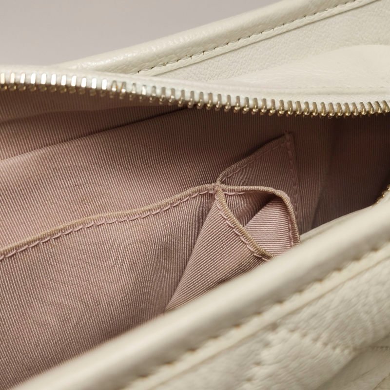 Chanel Gabrielle流浪包小號羊皮漆皮菱格絎縫雙鏈條設計單肩包-9