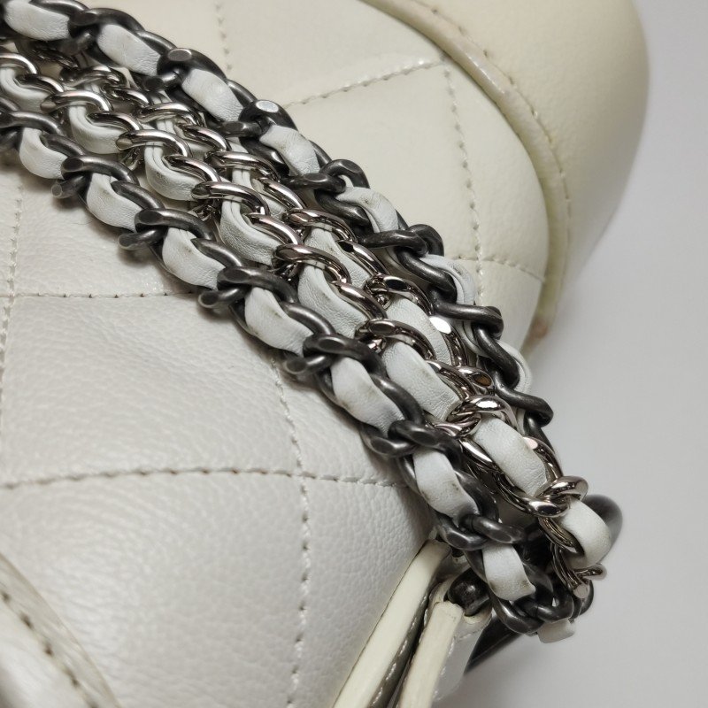 Chanel Gabrielle流浪包小號羊皮漆皮菱格絎縫雙鏈條設計單肩包-11