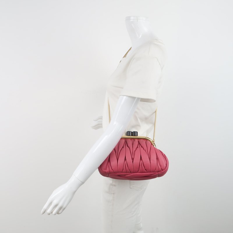 Miu Miu Belle羊皮純色絎縫字母Logo斜挎包單肩包-1