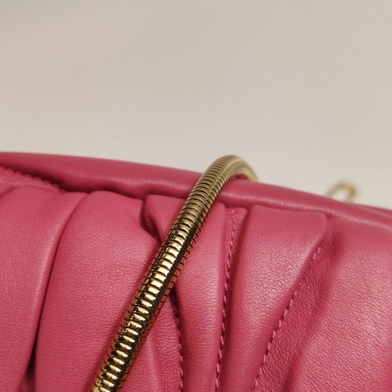 Miu Miu Belle羊皮純色絎縫字母Logo斜挎包單肩包-11