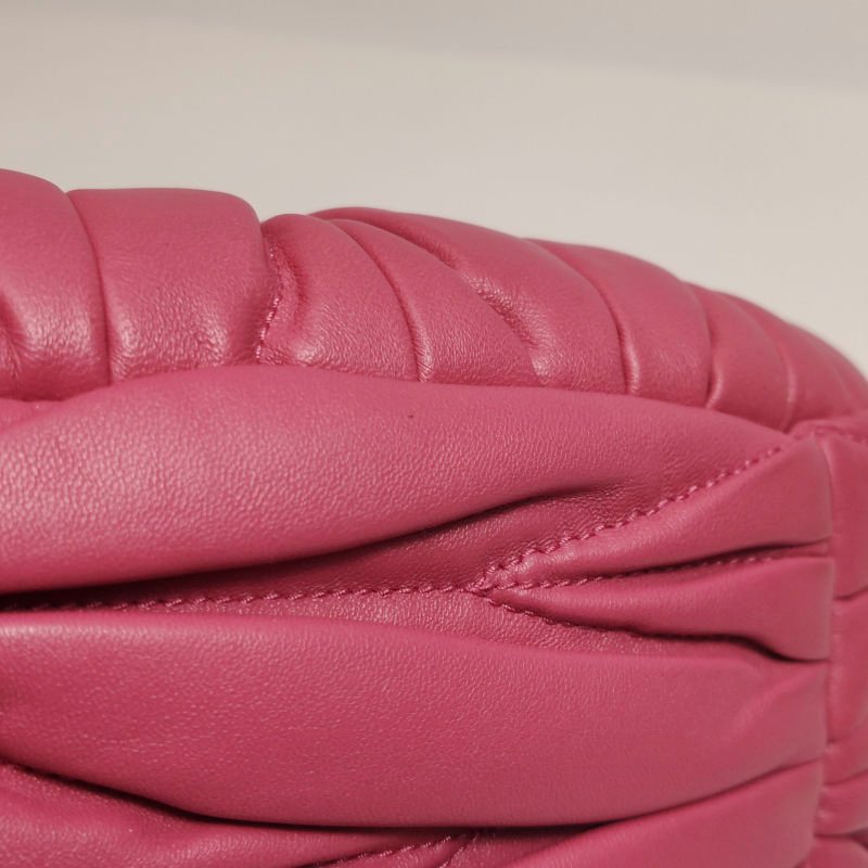 Miu Miu Belle羊皮純色絎縫字母Logo斜挎包單肩包-14