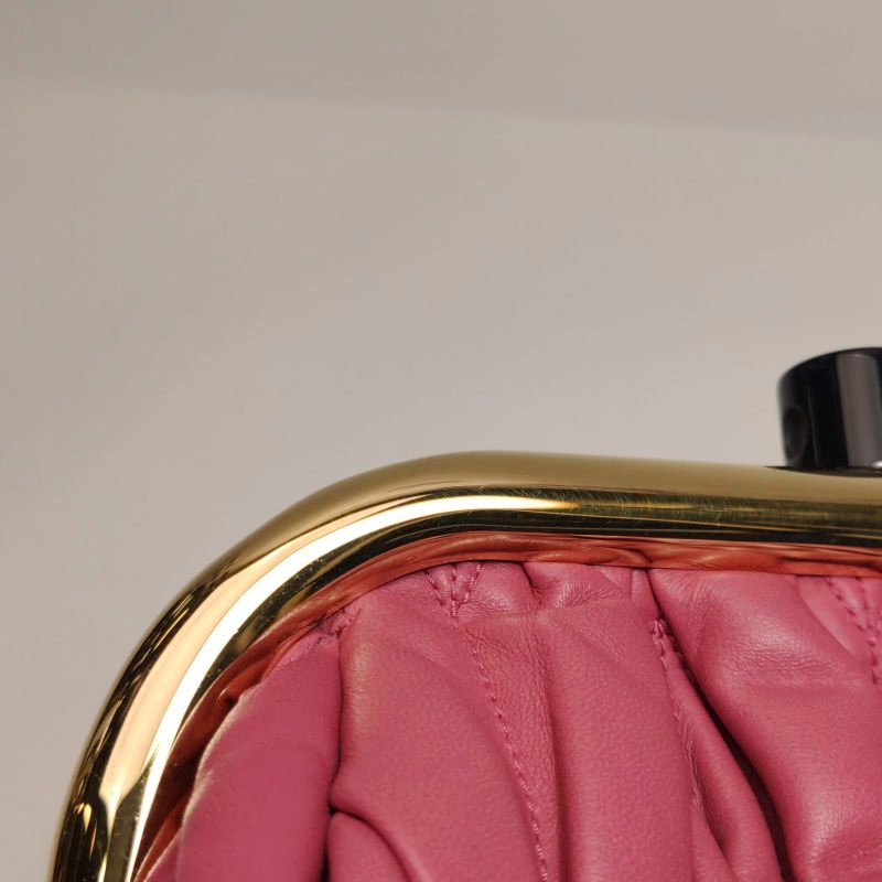 Miu Miu Belle羊皮純色絎縫字母Logo斜挎包單肩包-17