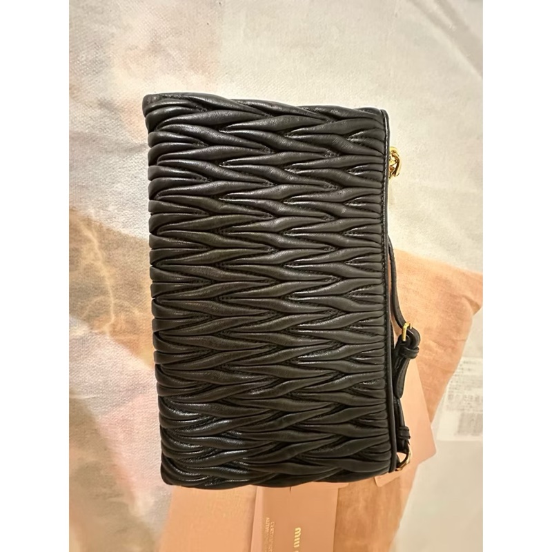 Miu Miu 羊皮手拿包-6