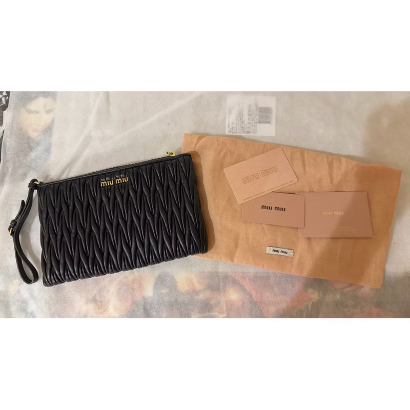 Miu Miu 羊皮手拿包-13