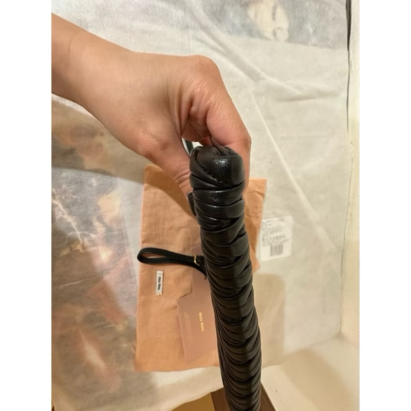 Miu Miu 羊皮手拿包-17