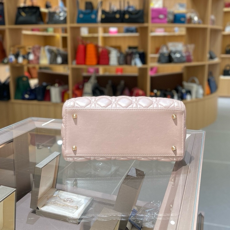 Dior迪奥珠光粉羊皮五格戴妃包-4