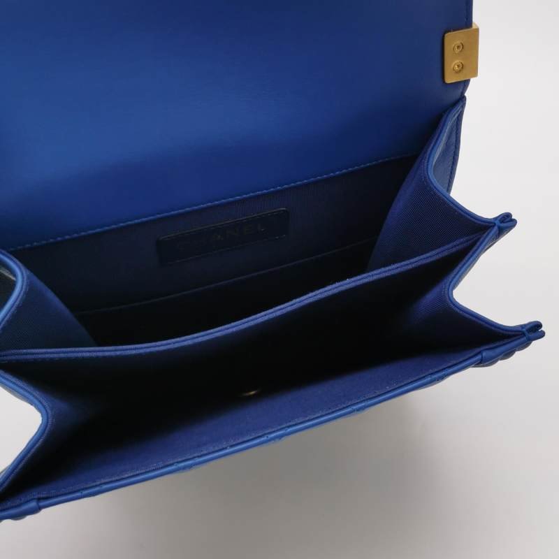 Chanel Boy Bag牛皮純色菱格絎縫方形雙C鎖扣單肩包-6