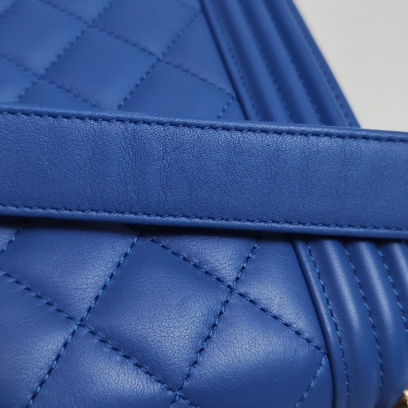 Chanel Boy Bag牛皮純色菱格絎縫方形雙C鎖扣單肩包-10