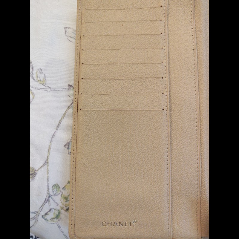 香奈兒奶茶色對開長夾（二手）-1