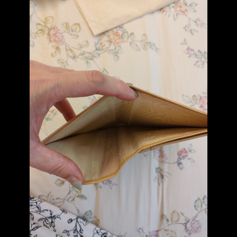 香奈兒奶茶色對開長夾（二手）-3