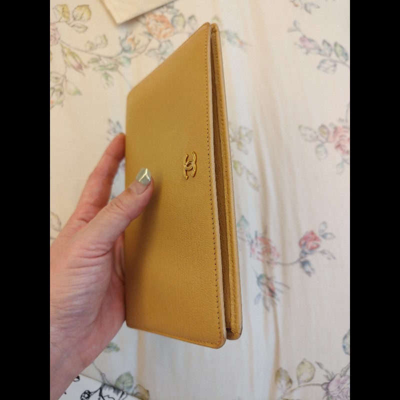 香奈兒奶茶色對開長夾（二手）-8