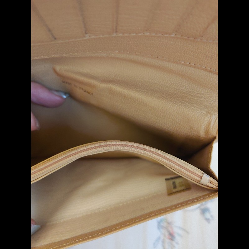 香奈兒奶茶色對開長夾（二手）-11