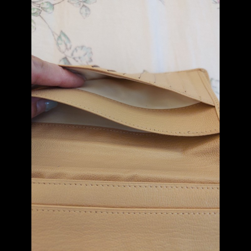 香奈兒奶茶色對開長夾（二手）-12