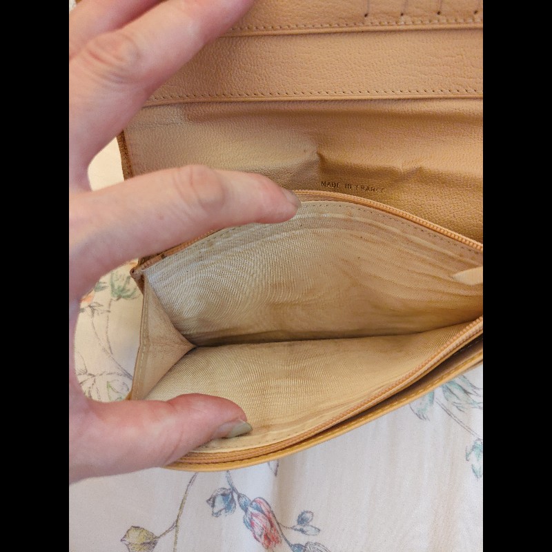 香奈兒奶茶色對開長夾（二手）-13