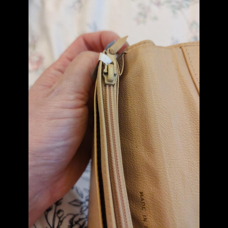 香奈兒奶茶色對開長夾（二手）-14