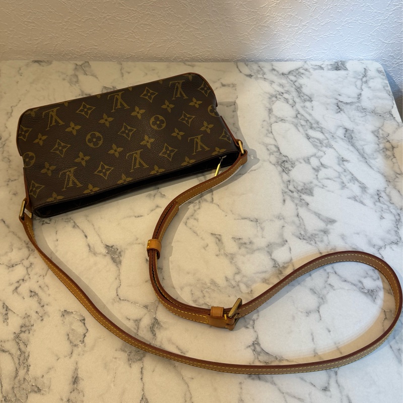 LV花紋橫式拉鏈斜背包-0