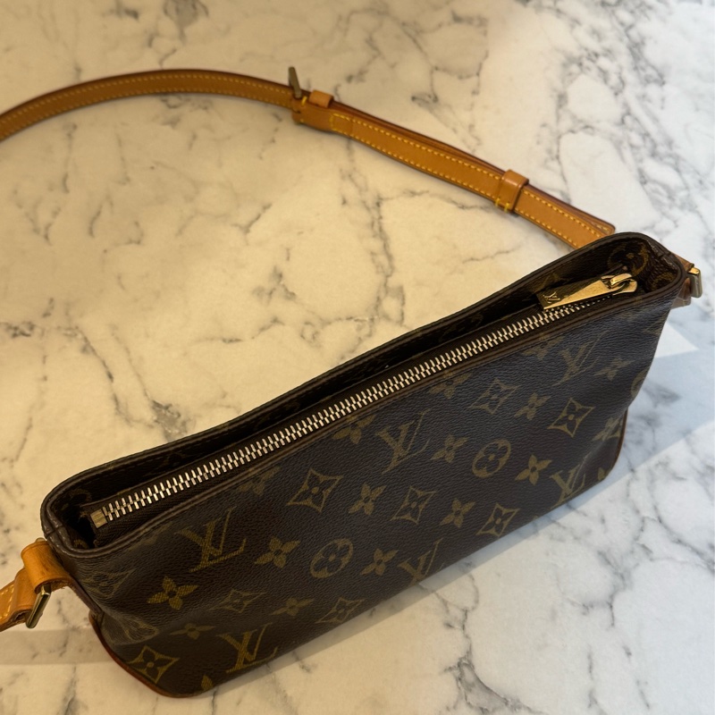 LV花紋橫式拉鏈斜背包-2