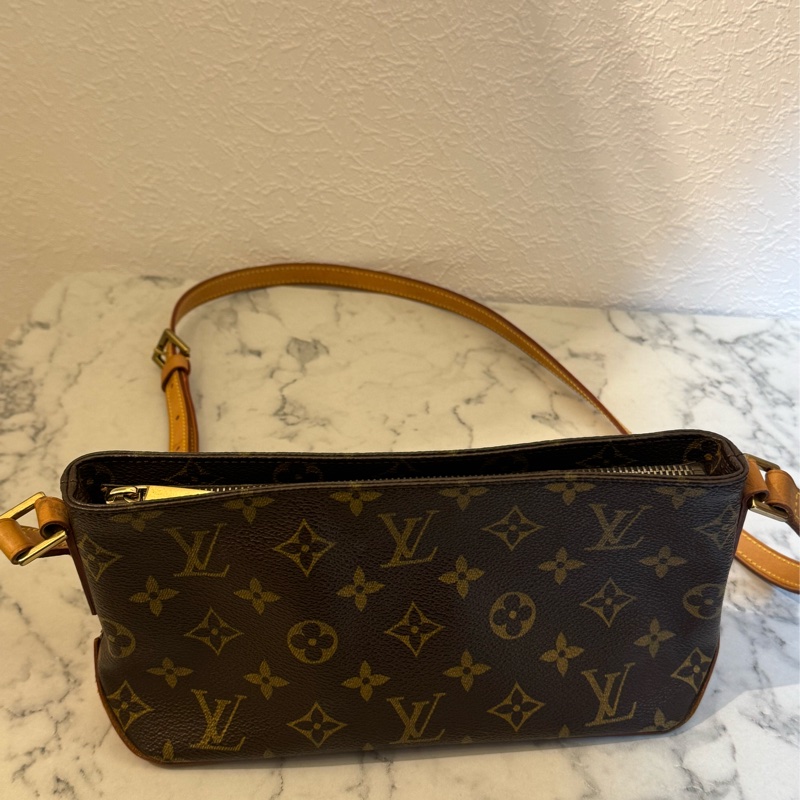 LV花紋橫式拉鏈斜背包-3