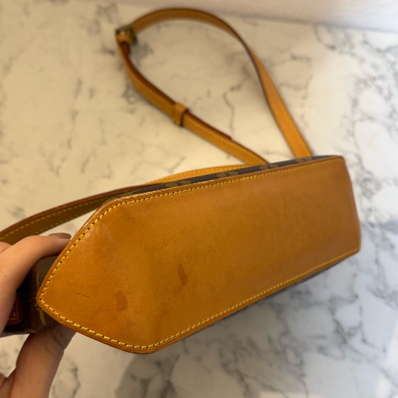 LV花紋橫式拉鏈斜背包-7