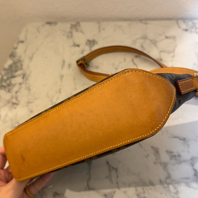 LV花紋橫式拉鏈斜背包-8