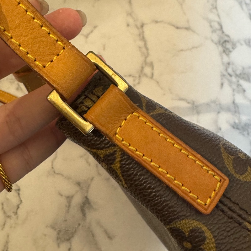 LV花紋橫式拉鏈斜背包-9