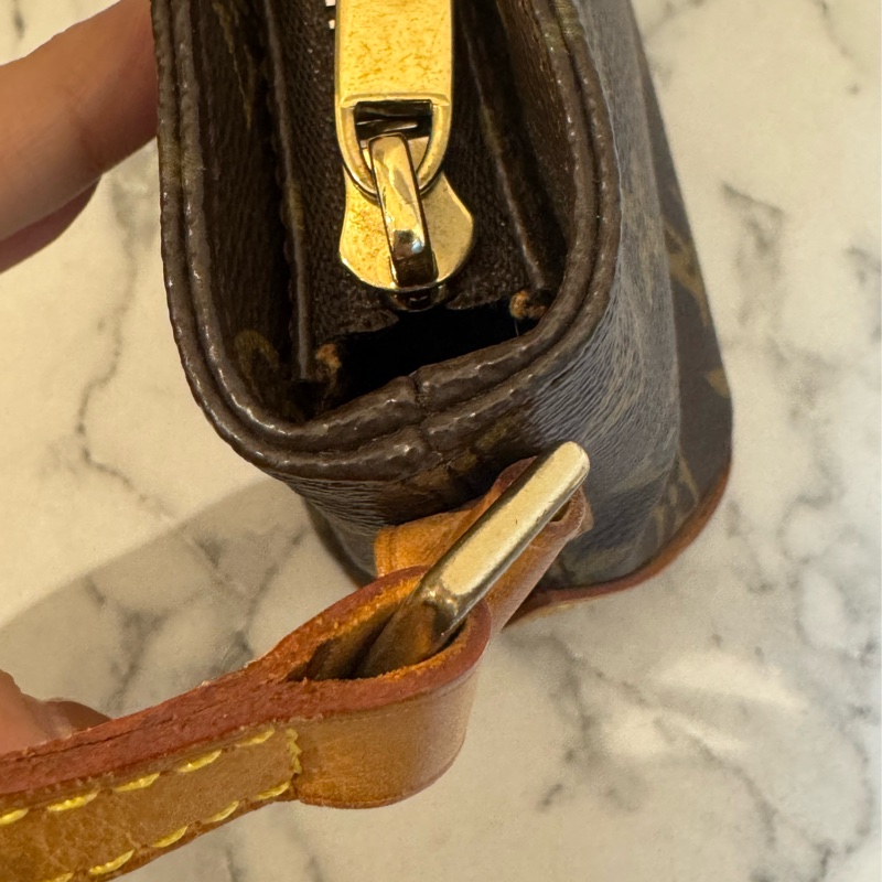 LV花紋橫式拉鏈斜背包-13