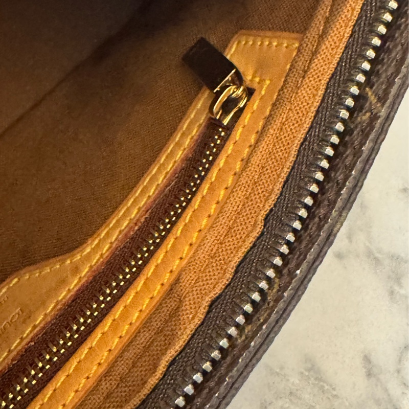 LV花紋橫式拉鏈斜背包-24