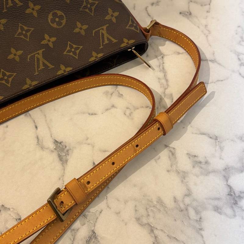 LV花紋橫式拉鏈斜背包-28