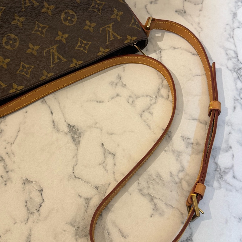 LV花紋橫式拉鏈斜背包-29