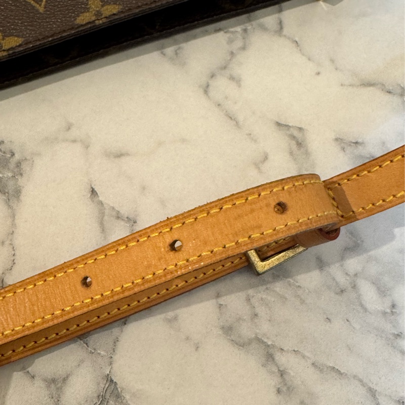 LV花紋橫式拉鏈斜背包-33