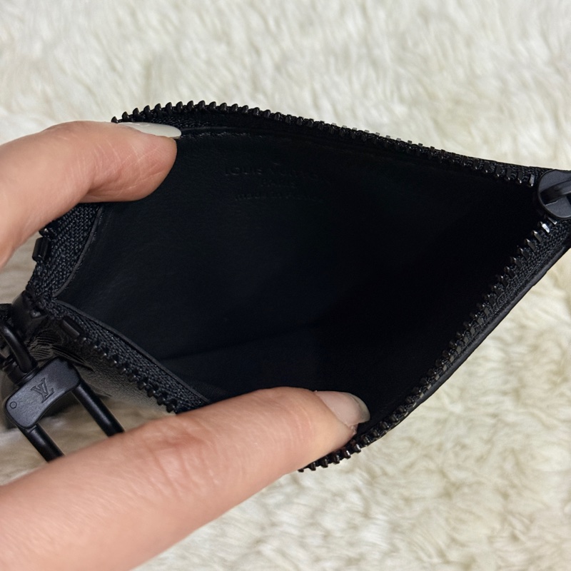 未使用99新✨LV 晶片款Gaston 全黑 牛皮 斜背包 附錢包-1