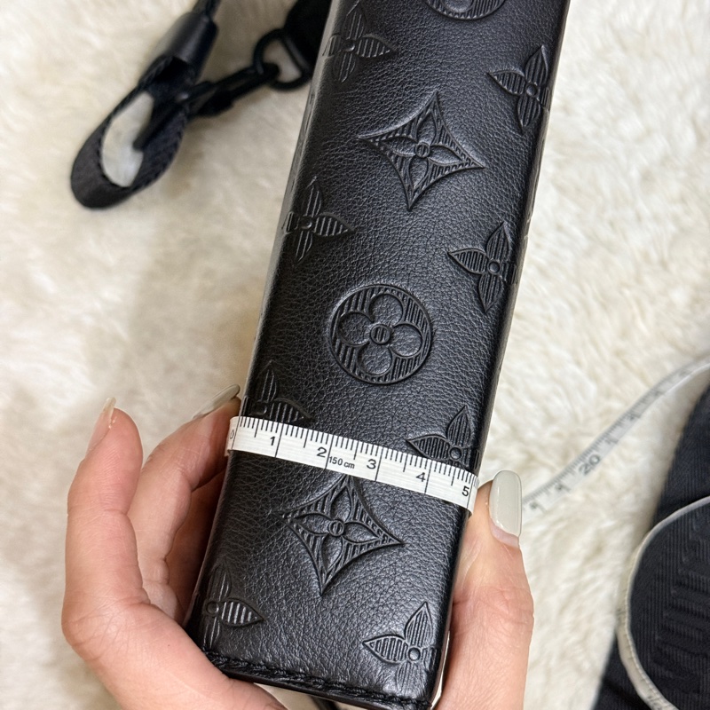 未使用99新✨LV 晶片款Gaston 全黑 牛皮 斜背包 附錢包-9