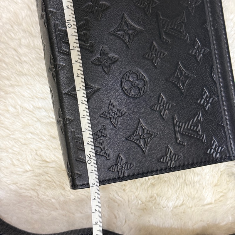 未使用99新✨LV 晶片款Gaston 全黑 牛皮 斜背包 附錢包-15