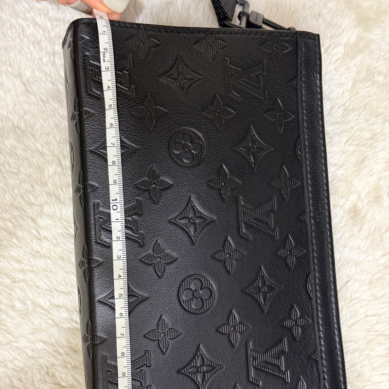 未使用99新✨LV 晶片款Gaston 全黑 牛皮 斜背包 附錢包-16