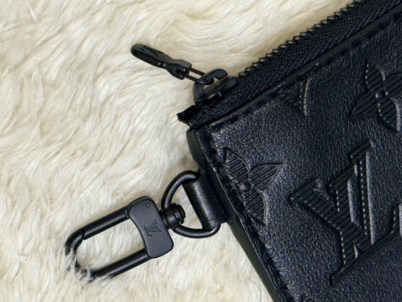 未使用99新✨LV 晶片款Gaston 全黑 牛皮 斜背包 附錢包-23