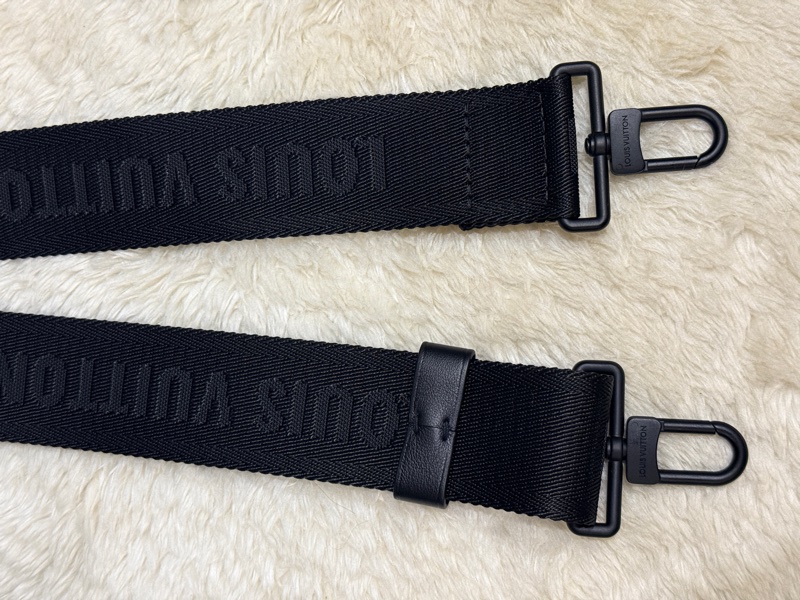 未使用99新✨LV 晶片款Gaston 全黑 牛皮 斜背包 附錢包-39