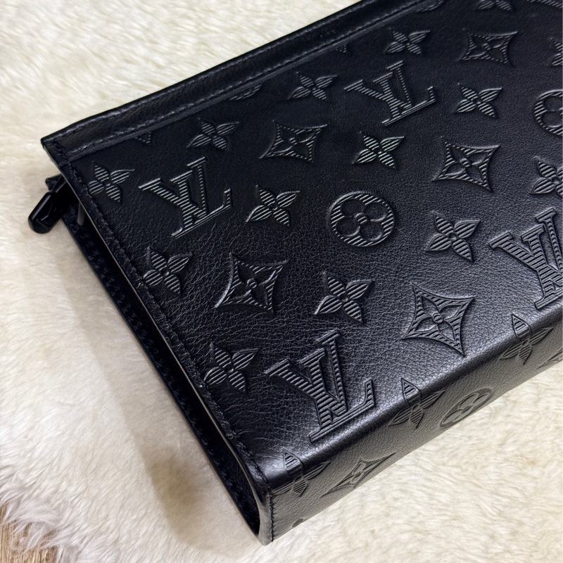 未使用99新✨LV 晶片款Gaston 全黑 牛皮 斜背包 附錢包-41