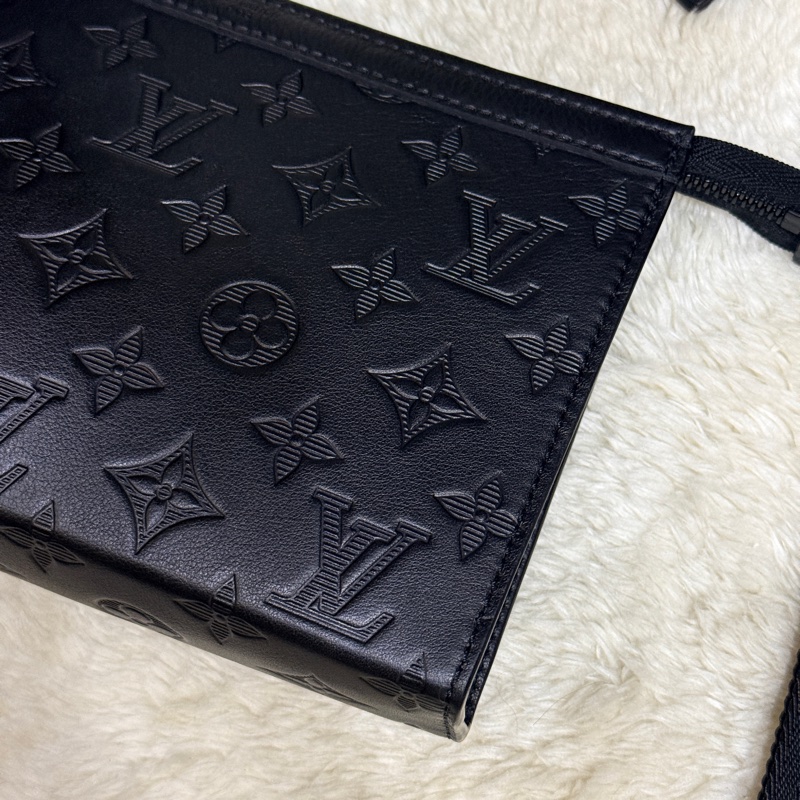 未使用99新✨LV 晶片款Gaston 全黑 牛皮 斜背包 附錢包-42