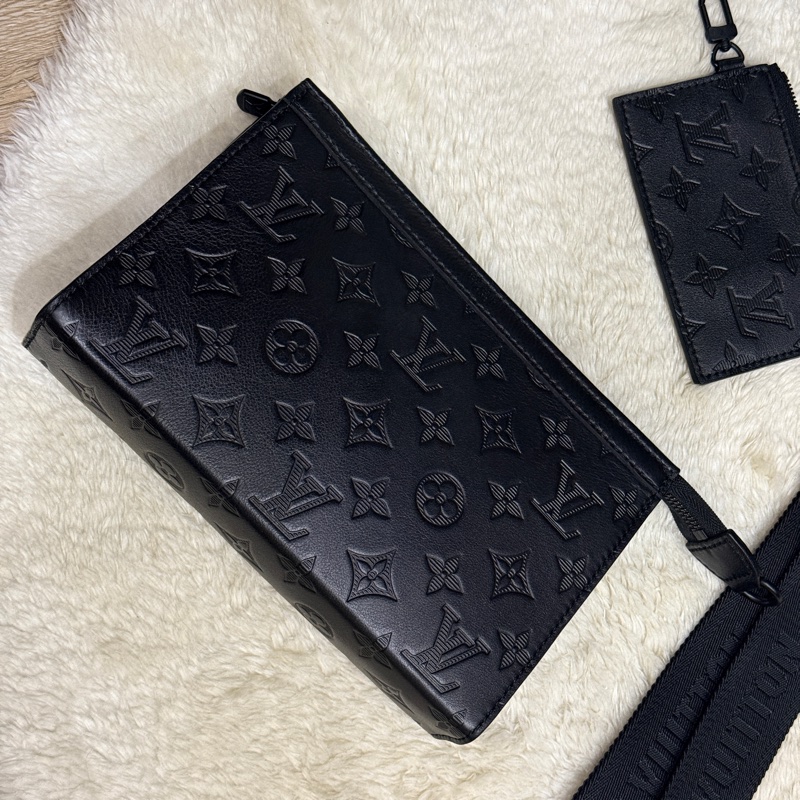 未使用99新✨LV 晶片款Gaston 全黑 牛皮 斜背包 附錢包-43