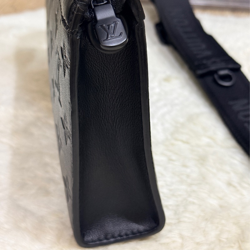 未使用99新✨LV 晶片款Gaston 全黑 牛皮 斜背包 附錢包-48