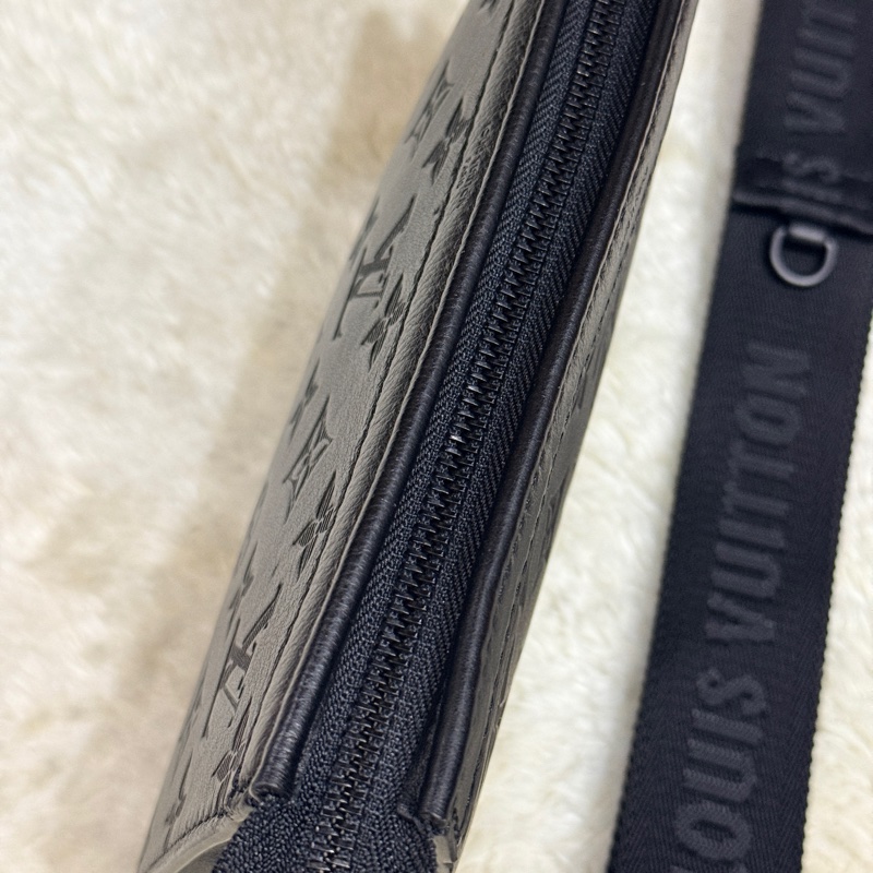 未使用99新✨LV 晶片款Gaston 全黑 牛皮 斜背包 附錢包-51