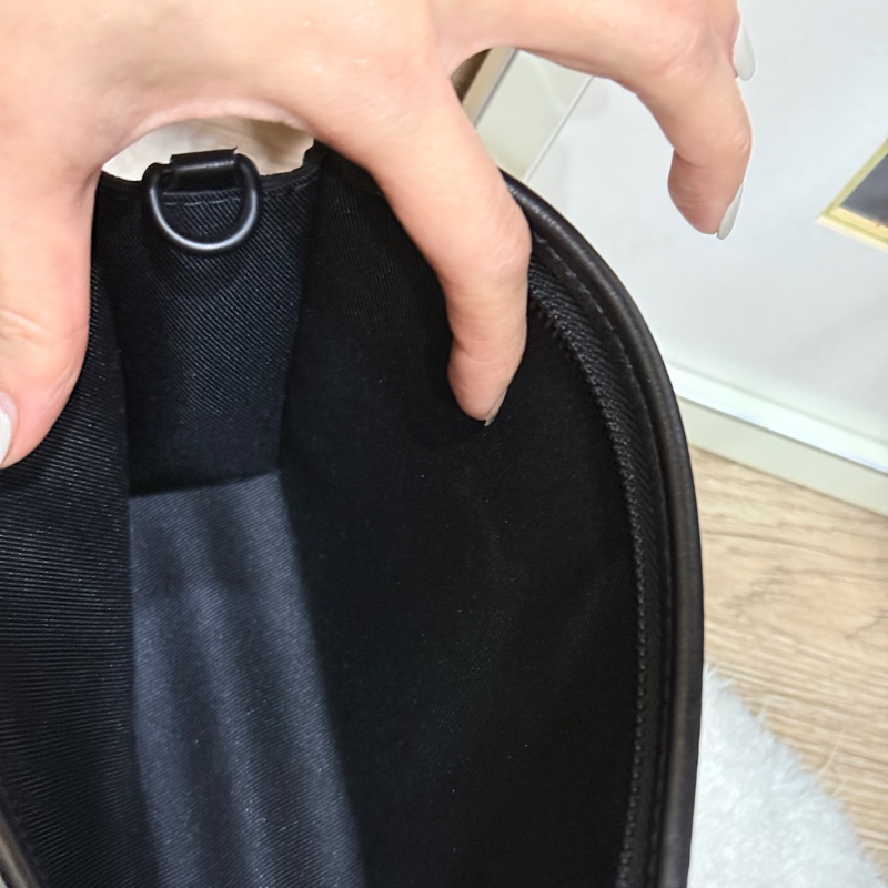 未使用99新✨LV 晶片款Gaston 全黑 牛皮 斜背包 附錢包-53